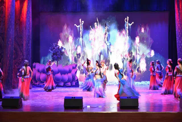 塔尔寺香巴林卡演艺厅上演《天域天堂》